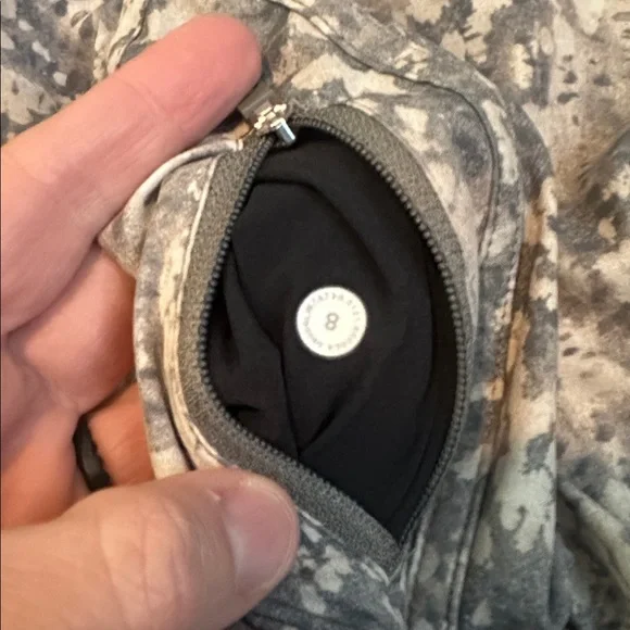 Lululemon Tracker LR Short 4in Lined size 8 - Picture 3 of 5